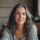 Femme souriante aux cheveux gris dans salon